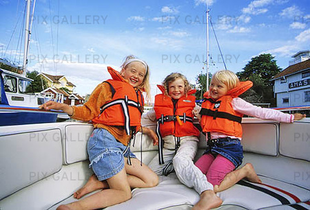 Flickor på båt
