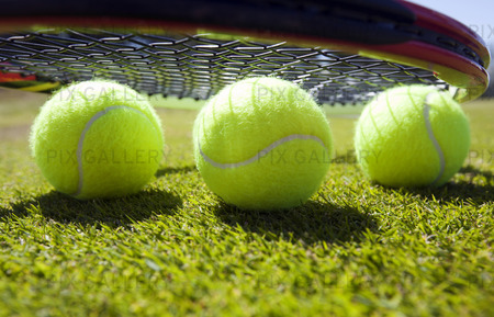 Tennisbollar på tennisbana