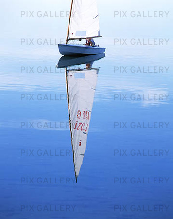 Mirroring of the sailing dinghy