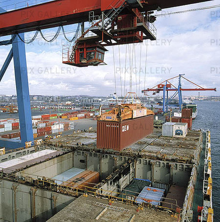 Containerfartyg i hamn