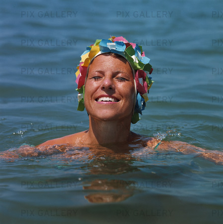 Kvinna med badmössa, 60-talet