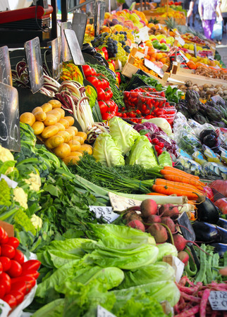 Färska grönsaker på marknad