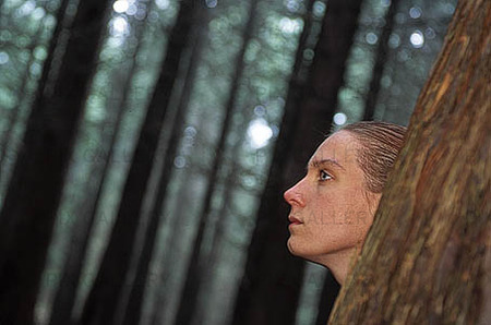 Kvinna i skog