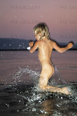 Flicka springer i vattnet