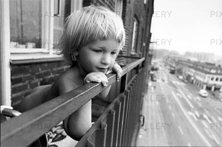 Pojke på balkong