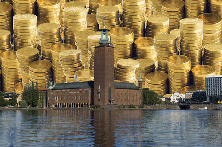 Stockholms stadshus, med mynt i bakgrunden