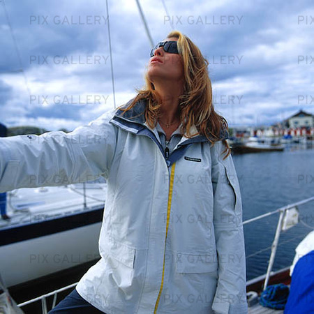 Kvinna på segelbåt