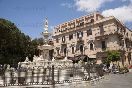 Marknadsplatsen vid katedralen Messina på Sicilien, Italien