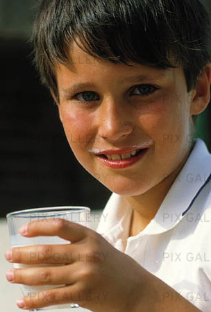 Pojke dricker mjölk