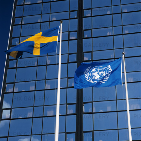 Svernsk flag and UN flag