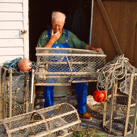Fiskare som arbetar med sina fiskeredskap