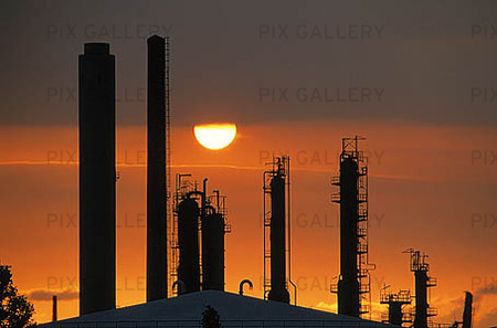 Raffinaderi i solnedgång