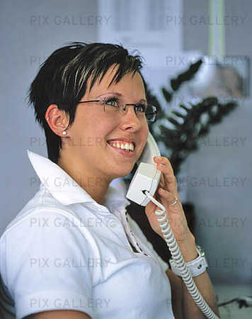 Kvinna pratar i telefon