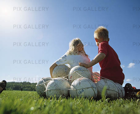 Barn med fotbollar