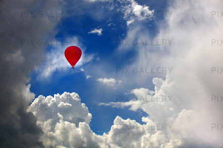 Luftballong bland moln