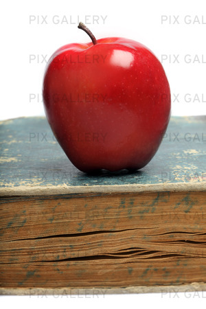 Rött äpple på gammal bok