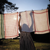 Flicka hänger tvätt