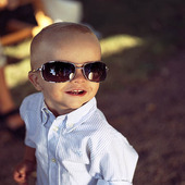 Pojke med solglasögon