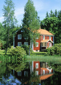 Röd stuga vid sjö, Småland