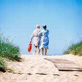Äldre par på sandstrand