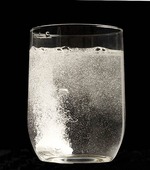 Vattenglas med brustablett