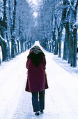 Ensam kvinna i vinterallé