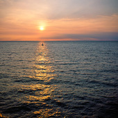 Segelbåt i solnedgång