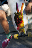 Pojke med skateboard