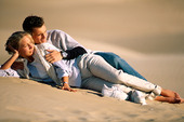 Par på sandstrand