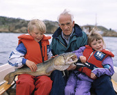 Äldre man och barn med fisk