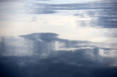 Spegling av moln i vatten