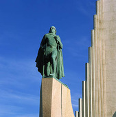 Staty vid Domkyrkan i Reykjavik, Island