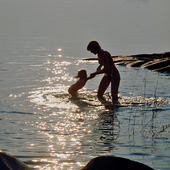 Mor och barn badar