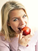 Kvinna äter äpple