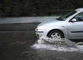 Bil på översvämmad gata