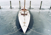 Fastfrusen segelbåt