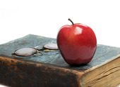 En gammal bok och ett rött äpple