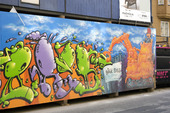 Graffiti på byggplank