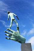 Staty Guds Hand av Carl Milles i Eskilstuna
