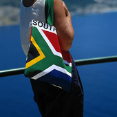 Turist med Sydafrikas flagga på väska