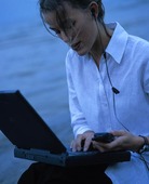 Kvinna med dator