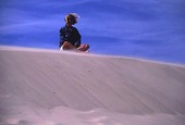 Kvinna på sanddyna