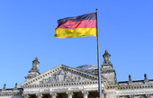 Tysklands flagga vid riksdagshuset i Berlin
