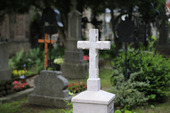 Kors på kyrkogård