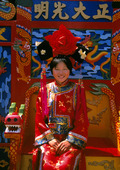 Flicka i traditionell dräkt, Kina