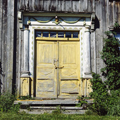 Gul dörr på äldre hus