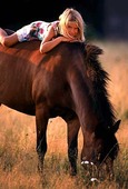 Flicka på häst