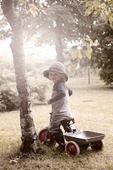 Liten pojke med trehjuling