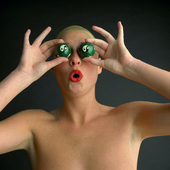 Kvinna med ögonglober
