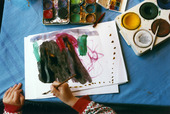 Barn målar